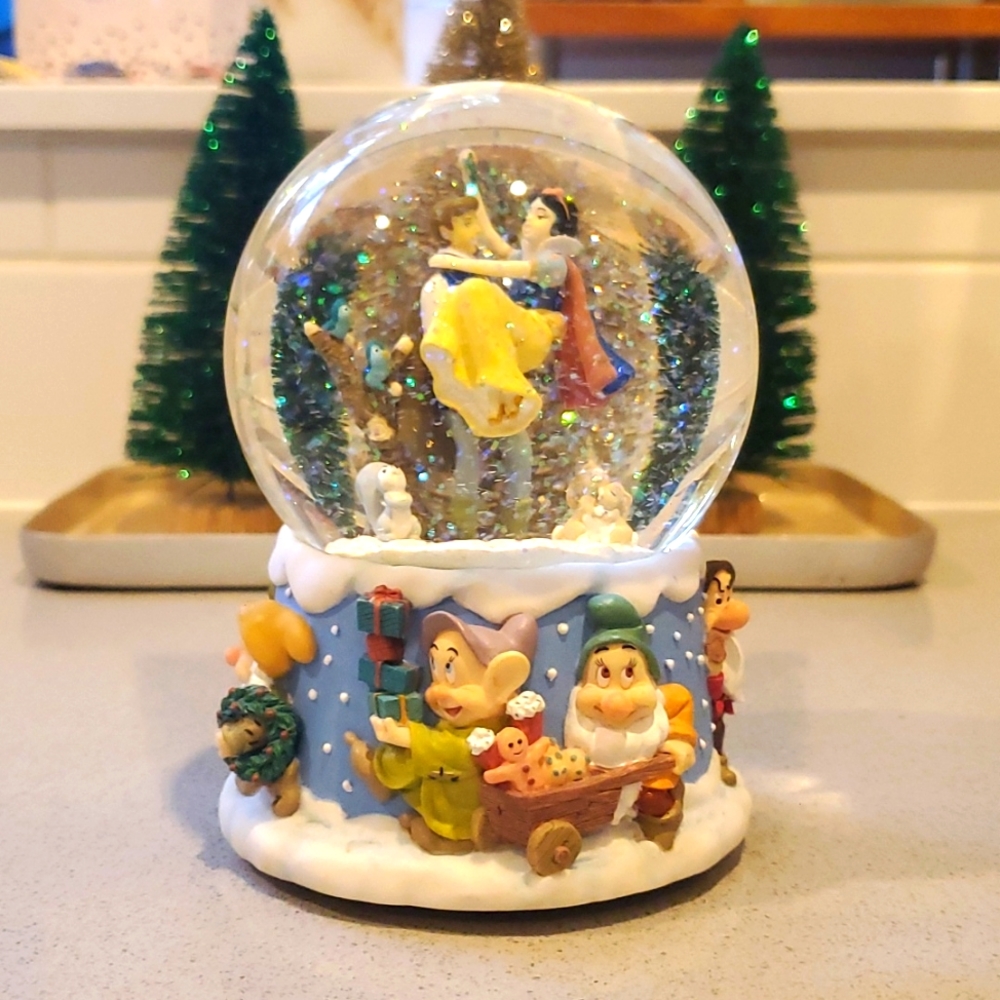 ❄️ Disney Enesco Snow White & Seven Dwarfs Snow Globe Music Box Merry Christmas